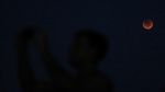Foto Pranikah Pasangan Brasil Ini Berlatar Gerhana Bulan Total