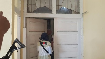 Foto: KPK Geledah-Bawa 1 Koper dari Ruangan DPRD Lampung Selatan