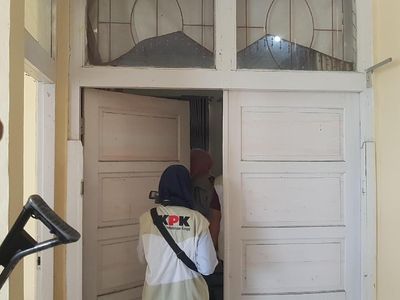 Foto: KPK Geledah-Bawa 1 Koper dari Ruangan DPRD Lampung Selatan