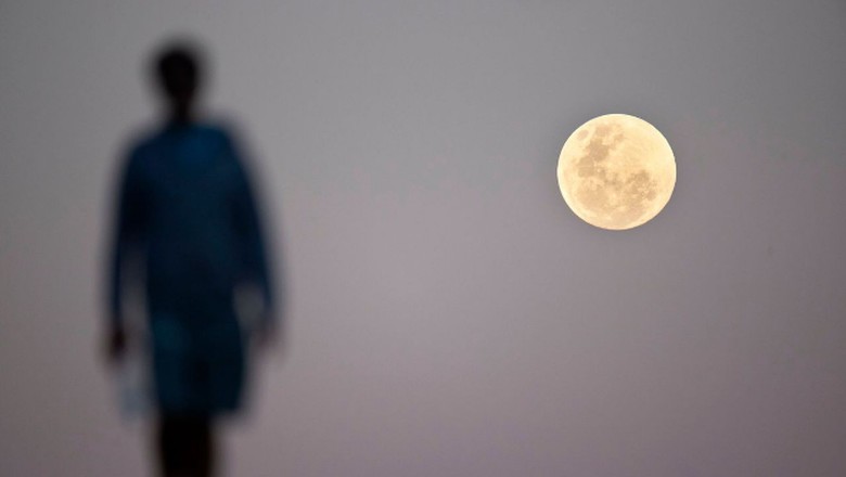 Gerhana Bulan Total dari Jepretan Lensa yang Menakjubkan Tak ada habisnya membahas keindahan fenomena gerhana bulan total yang terjadi dinihari tadi. Berikut deretan foto gerhana bulan yang menakjubkan.