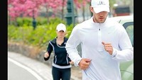 Tanpa olahraga, mereka udah couple goals banget. Meski jarang mengunggah foto atau video mereka sedang olahraga bareng, namun Justin Timberlake dan Jessica Biel sama-sama menggemari olahraga. (Foto: Ray Tammara/GettyImages)