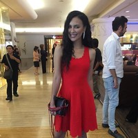 Sophia Latjuba memang jarang tampil mengecewakan. Dalam balutan busana apapun, perempuan 47 tahun ini sukses memesona. Seperti saat menghadiri peresmian butik terbaru Miss Mondial di Plaza Indonesia, Jumat (27/7/2018), ia seski bergaun merah. Foto: Daniel Ngantung/Wolipop