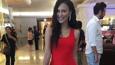 Hot in Red! Seksinya Sophia Latjuba Bergaun Merah