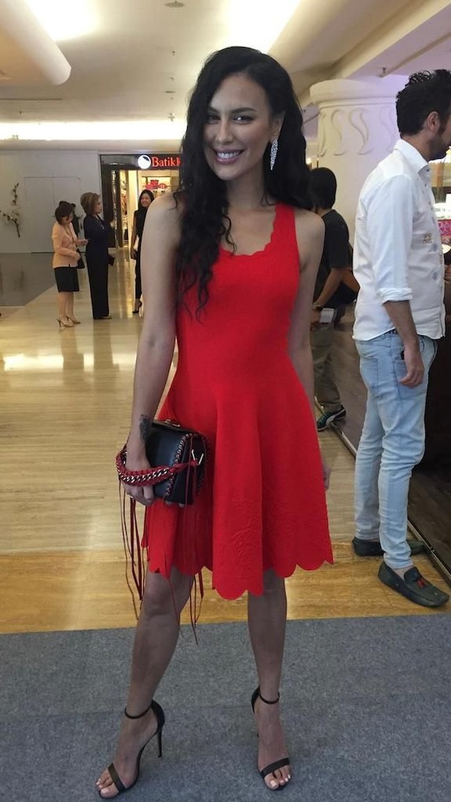 Sophia Latjuba memang jarang tampil mengecewakan. Dalam balutan busana apapun, perempuan 47 tahun ini sukses memesona. Seperti saat menghadiri peresmian butik terbaru Miss Mondial di Plaza Indonesia, Jumat (27/7/2018), ia seski bergaun merah. Foto: Daniel Ngantung/Wolipop