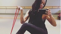 Ia menyebut Jennifer Lopez merupakan inspirasinya dalam memiliki tubuh yang kuat, kencang dan juga seksi. (Foto: Instagram/nikkibella)