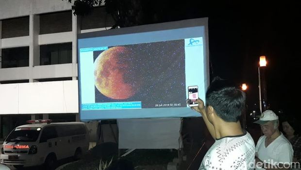 Muda-mudi Padati TIM untuk Saksikan Gerhana Bulan