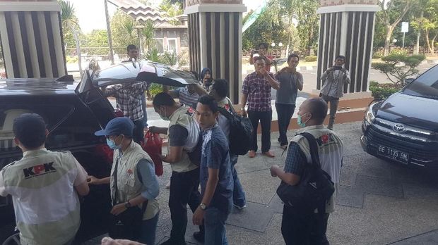 KPK membawa 1 koper dan 1 dus berisi dokumen.