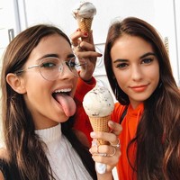 Itu sangan sibuk, tapi sangat bagus. Sekarang kita hanya melalukan pemodelan freelance, kami mengelola media sosial dan pemodelan kami sendiri, terang Renee. Foto: Dok. Instagram