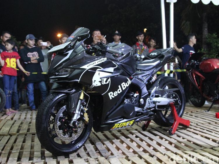 Honda CBR250RR Berbaju Karbon
