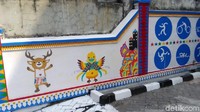 Keseluruhan mural itu dibikin oleh petugas PPSU setempat (Foto: Sahaya Anisa/detikcom)