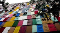 Seniman dan desainer Korea Selatan, Choi Jeong-Hwa, menggunakan 1.000 pintu bekas untuk membuat bangunan berlantai sepuluh. Istimewa/Boredpanda.