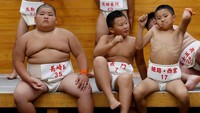 Sembari duduk dibangku penonton, beberapa anak terlihat sangat bersemangat. REUTERS/Kim Kyung-Hoon.