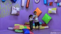 Harga tiket masuk ke candy house Rp 20.000, jika ingin menyewa pakaian princess dan unicorn dikenai tiket tambahan Rp 40.000 untuk anak dan Rp 50.000 untuk dewasa. (Wisma Putra/detikTravel)