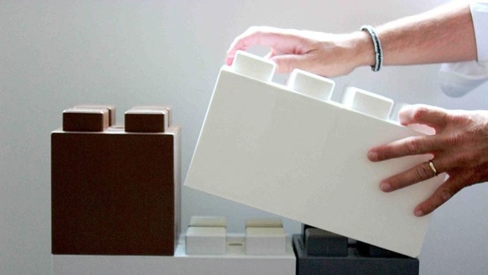 Bagi yang hobi main bongkar pasang lego, mungkin akan sangat menikmati membangun rumah dengan cara berikut ini.