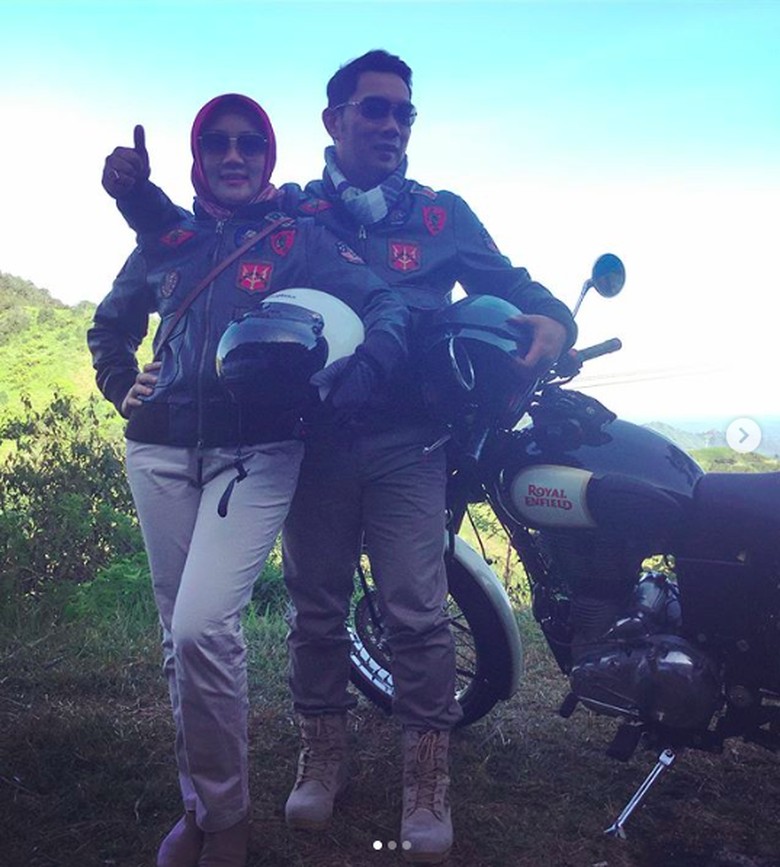 Ridwan Kamil turing motor bersama sang istri. Foto: Screenshot Instagram Ridwan Kamil Ridwan Kamil turing motor bersama sang istri. Foto: Screenshot Instagram Ridwan Kamil