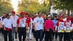 Lautan Massa yang Ikut Jalan Sehat Bareng Jokowi di Makassar