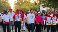 Jokowi dan Iriana tiba di titik start Jalan Sehat Sahabat Rakyat Indonesia bersama Jokowi untuk Asian Games di Jalan Jenderal Sudirman, Kota Makassar, pukul 06.00 WITA, Minggu (29/7/2018). Foto: Biro Pers Setpres