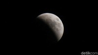 Inilah penampakan gerhana bulan blood moon di Madinah.
