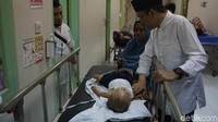TGB mengecek kondisi seorang anak. Foto: Kanavino/detikcom