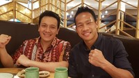 Berpose bersama petinju Daud Yordan, Diaz memilih makan di restoran sushi. Di depan mereka ada segelas ocha hangat dan piring sushi. Foto: Instagram @diaz.hendropriyono