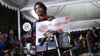 Motor Honda Karisma tahun 2003 yang mencuri perhatian juri Honda Modif Contest Makassar. Foto: Dadan Kuswaraharja
