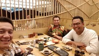 Tampaknya sushi jadi salah satu makanan favorit Diaz. Bersama dua rekannya, lagi-lagi mereka nongkrong di restoran sushi. Foto: Instagram @diaz.hendropriyono