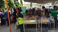 RS Soedjono mendirikan tenda di halaman untuk merawat korban. Foto: Kanavino/detikcom