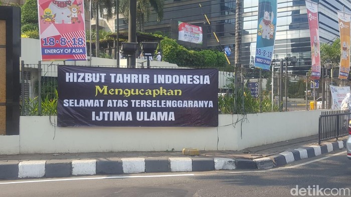 Ada Spanduk HTI di Pagar Hotel Tempat Ijtimak Ulama