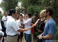 Menteri Luhut bersama turis