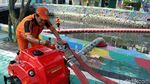 Serbuk Penghilang Bau Ditebar di Kali Item