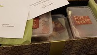 Di sela kegiatan politiknya, Diaz selalu menyempatkan untuk kulineran. Beberapa momen ia bagikan lewat instagram, salah satunya saat dikirimi makanan dari Presiden Jokowi ini. Foto: Instagram @diaz.hendropriyono