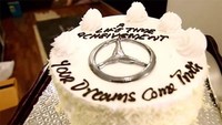 Diler tempat Devarajan membeli mobil pun merayakan pembelian Mercy itu dengan membawa sebuah kue berlogo Mercedes-Benz disertai dengan tulisan ‘Your Dreams Come True’. Foto: Drivespark