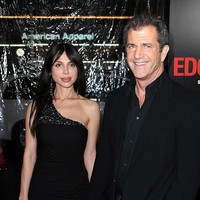 Pernikahan aktor Mel Gibson dengan mantan istrinya Robyn yang sudah berlangsung selama 26 tahun berakhir tragis karena pelakor. Wanita yang merebut Mel dari sang istri diketahui penyanyi asal Rusia, Oksana Grigorieva. Saat perselingkuhan aktor Braveheart ini terungkap pada 2009, pemberitaannya sungguh menghebohkan. Sederet foto hasil jepretan paparazzi mengungkap kebersamaan Mel dengan sang pelakor. Dan tidak lama setelah istrinya meminta cerai, Mel dan Oksana tampil di publik sebagai pasangan. Foto: Dok. Getty Images