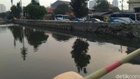 Aliran Kali Item ditaburi serbuk penghilang bau pagi tadi (Foto: Yuni Ayu Amida/detikcom)