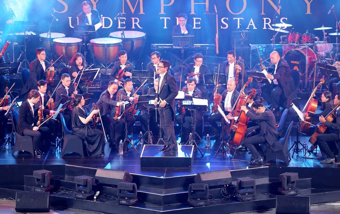 Addie MS & Twilite Orchestra tampil dalam pengelaran konser musik bertema Symphony Under The Stars di Avenue of The Stars, di Lippo Mall Kemang.