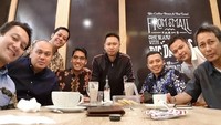 Kali ini kongkownya di kafe. Diaz dan teman-temannya asyik santai sore sambil ditemani kopi dan camilan. Foto: Instagram @diaz.hendropriyono
