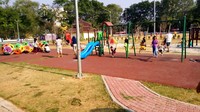 Bagi keluarga yang ingin membawa anak-anaknya, di sini juga terdapat taman bermain yang bisa digunakan selama berolahraga. (Christantio/detikhealth)