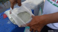 Serbuk penghilang bau yang disebar di Kali Item dinamai DeoGone (Foto: Ahmad Bil Wahid/detikcom)