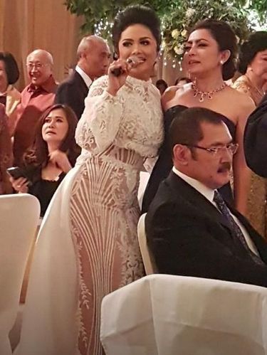 Krisdayanti Nyanyi Bareng Mayangsari, Ekspresi Bambang Tri Bikin Salfok