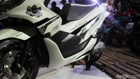 Pelek itu dipadukan dengan ban Pirelli berukuran 3.5 di depan dan 4 di belakang. Foto: Dadan Kuswaraharja