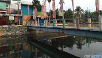 Seorang warga, Kosim, yang tinggal di sekitar lokasi selama hampir 10 tahun mengaku sudah terbiasa dengan bau Kali Item (Foto: Yuni Ayu Amida/detikcom)