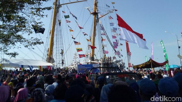 Meriahnya Kirab Obor Asian Games 2018 dengan KRI Dewaruci di Makassar