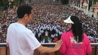 Setelah berinteraksi dengan warga, Jokowi naik ke panggung kecil yang sejajar dengan garis start. Foto: Biro Pers Setpres