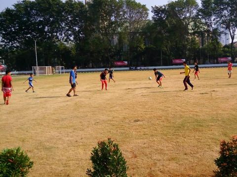 Salah satu fasilitas yang ada di kawasan Lapangan Banteng, Jakarta Pusat, adalah lapangan sepak bola. (Christantio/detikhealth)