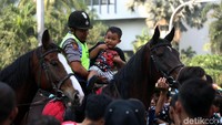 Aksi kedua polisi tersebut langsung menarik perhatian warga.