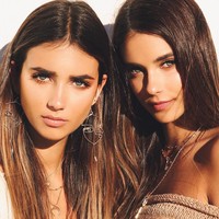  Kembar yang juga merupakan influencer ini pun kerap kali berbagi potret selfie memesona di Instagram. Mulai dari gaya berlibur hingga gaya busana Renee dan Elisha yang stylish. Foto: Dok. Instagram