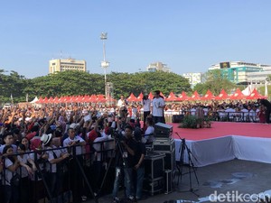 Jokowi Beri Jaket ke Warga yang Teriak I Love You di Sulsel