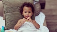 Kira-kira setelah ini, John Legend dan keluarganya akan kembali lagi nggak ya? Foto: dok. Instagram John Legend