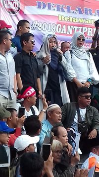 Neno Warisman di antara massa pendukung #2019GantiPresiden.