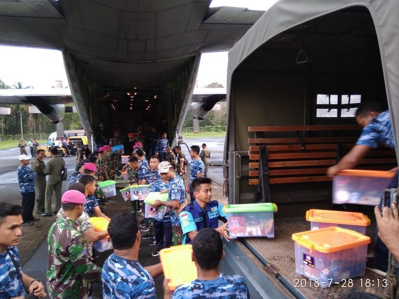TNI Tambah Bantuan Kemanusiaan untuk Korban Kelaparan di Maluku TNI Tambah Bantuan Kemanusiaan untuk Korban Kelaparan di Maluku